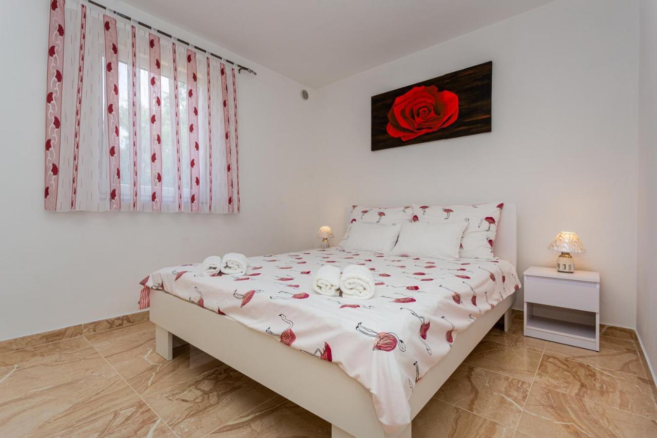 Apartment With A Private Swimming Pool, Garden & Bbq Gostinjac Экстерьер фото